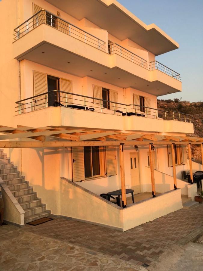Bluemoon Suites Sarande Bagian luar foto