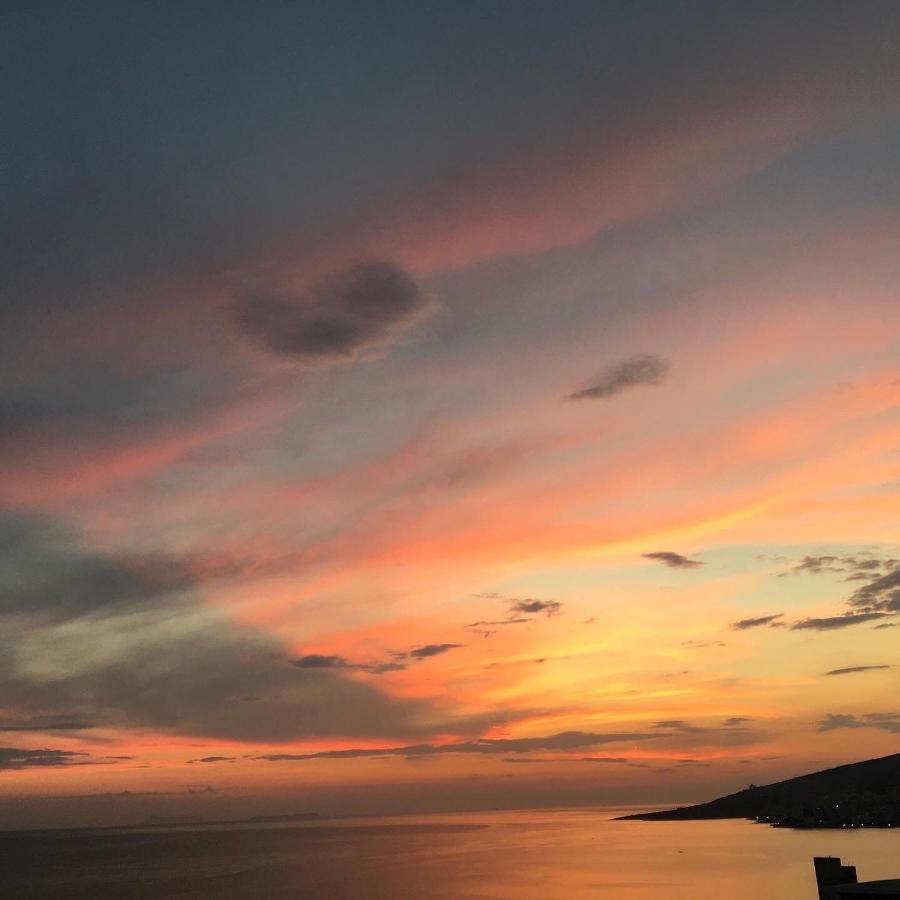 Bluemoon Suites Sarande Bagian luar foto