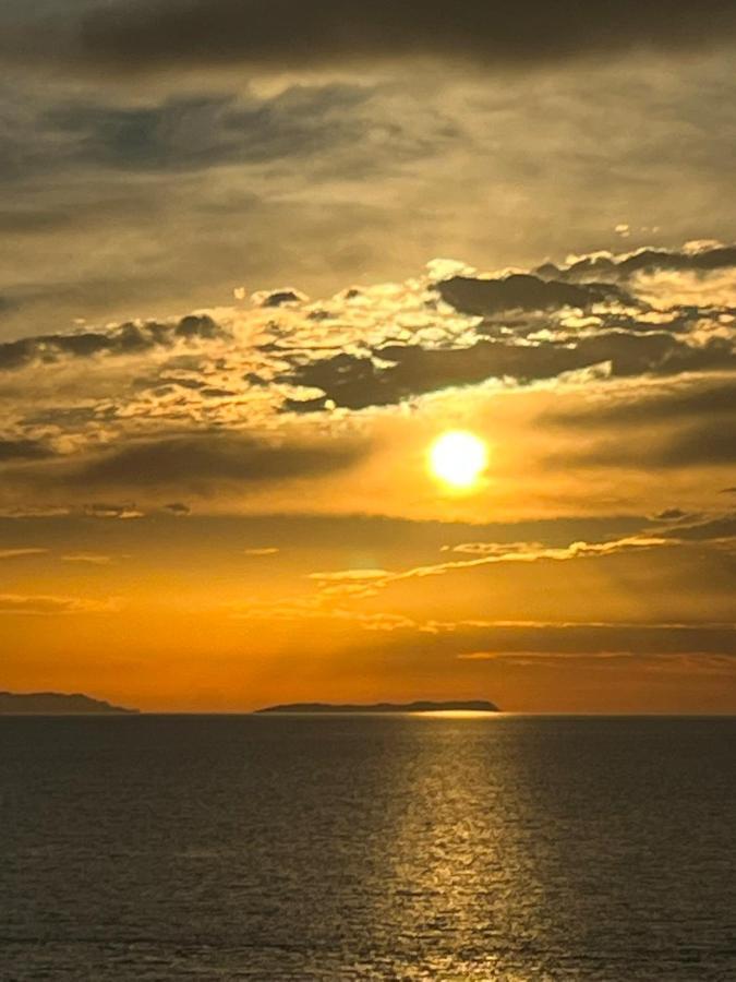 Bluemoon Suites Sarande Bagian luar foto