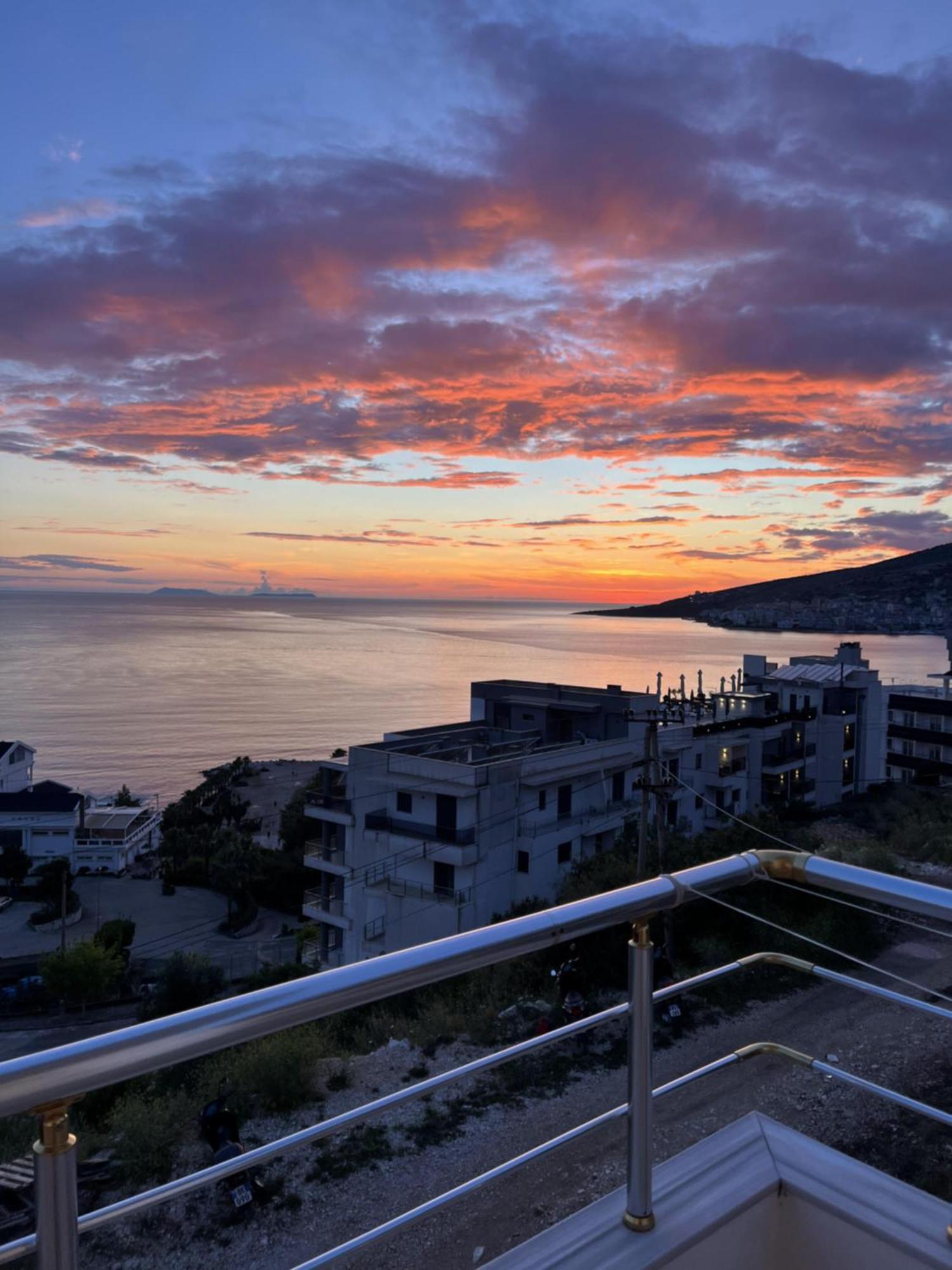 Bluemoon Suites Sarande Bagian luar foto