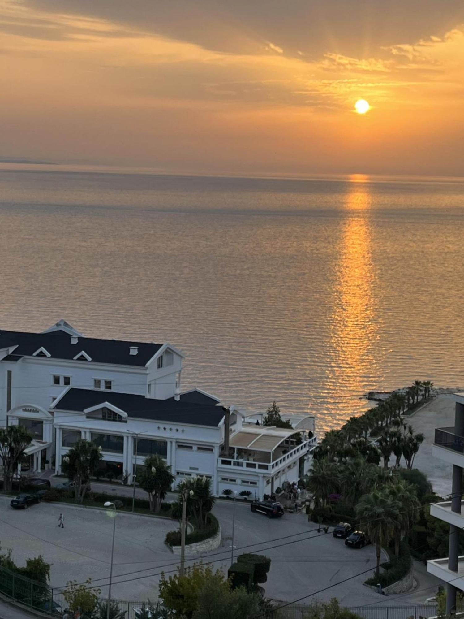 Bluemoon Suites Sarande Bagian luar foto