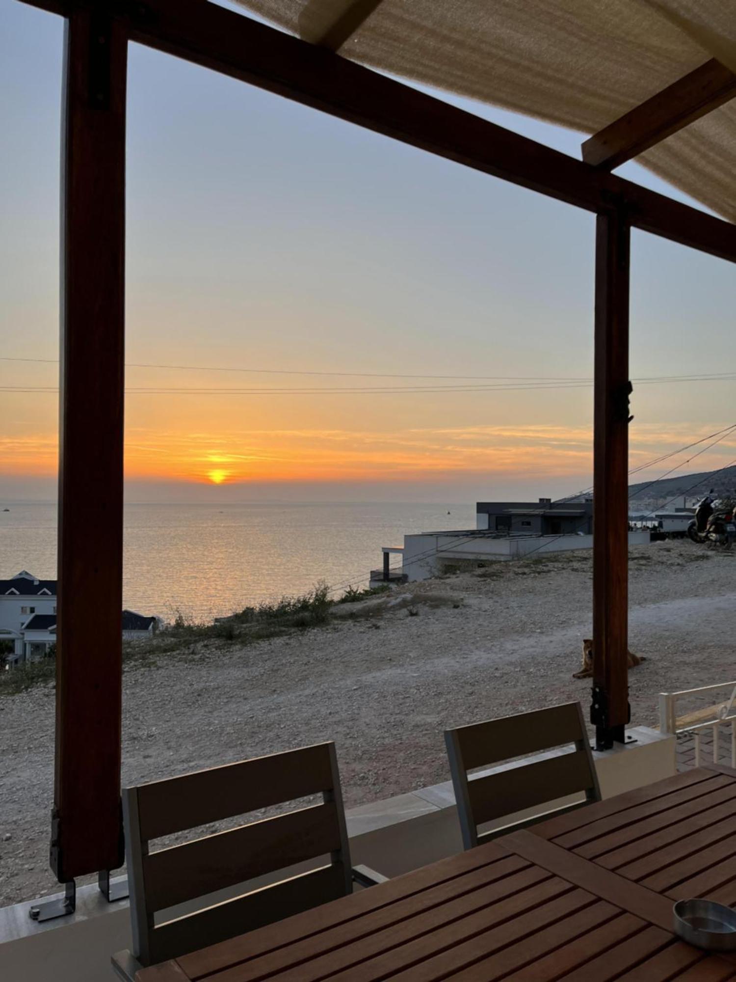 Bluemoon Suites Sarande Bagian luar foto