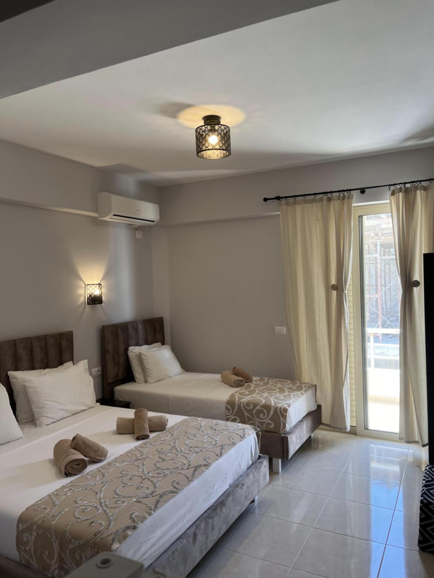Bluemoon Suites Sarande Bagian luar foto