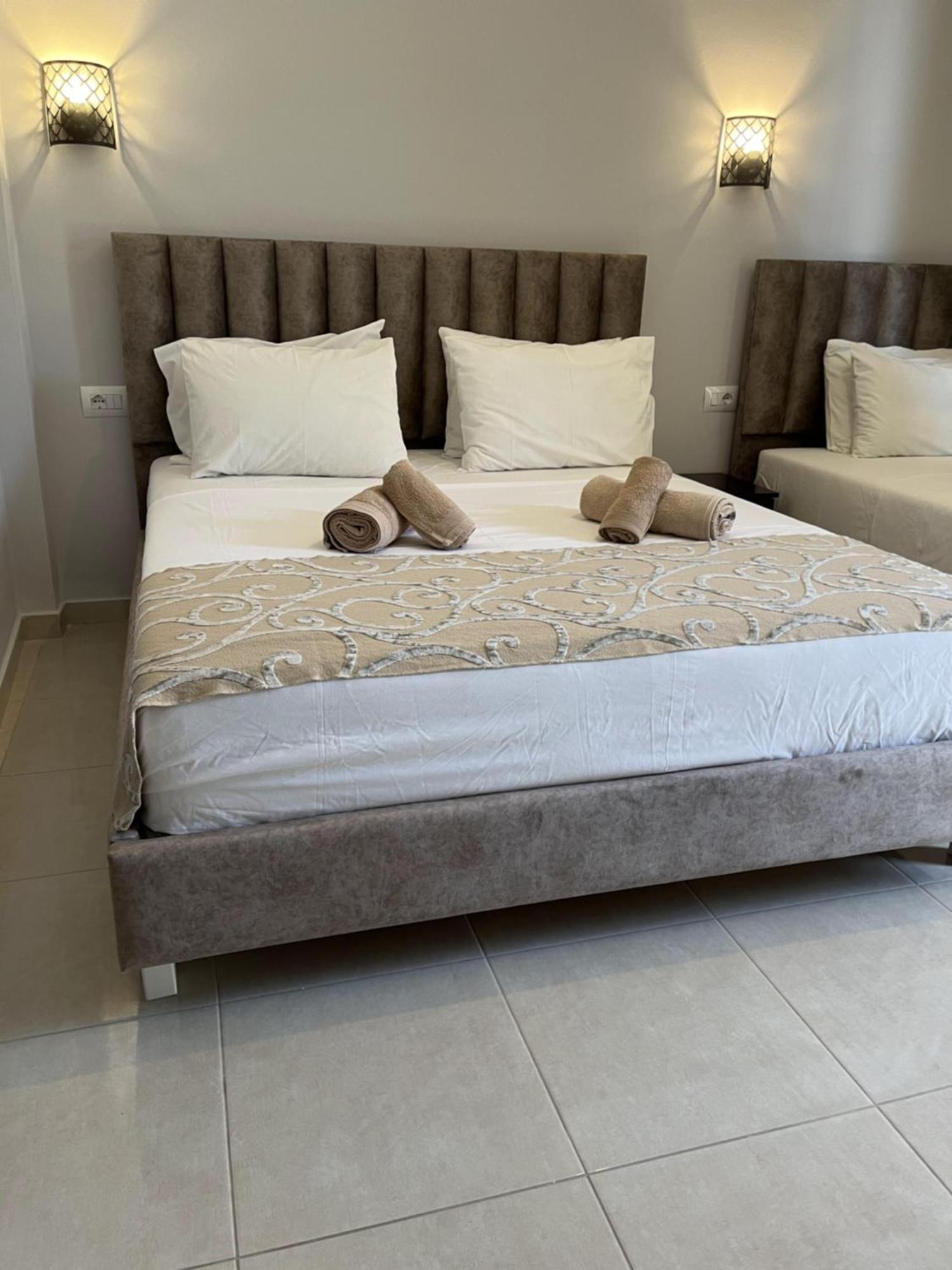 Bluemoon Suites Sarande Bagian luar foto