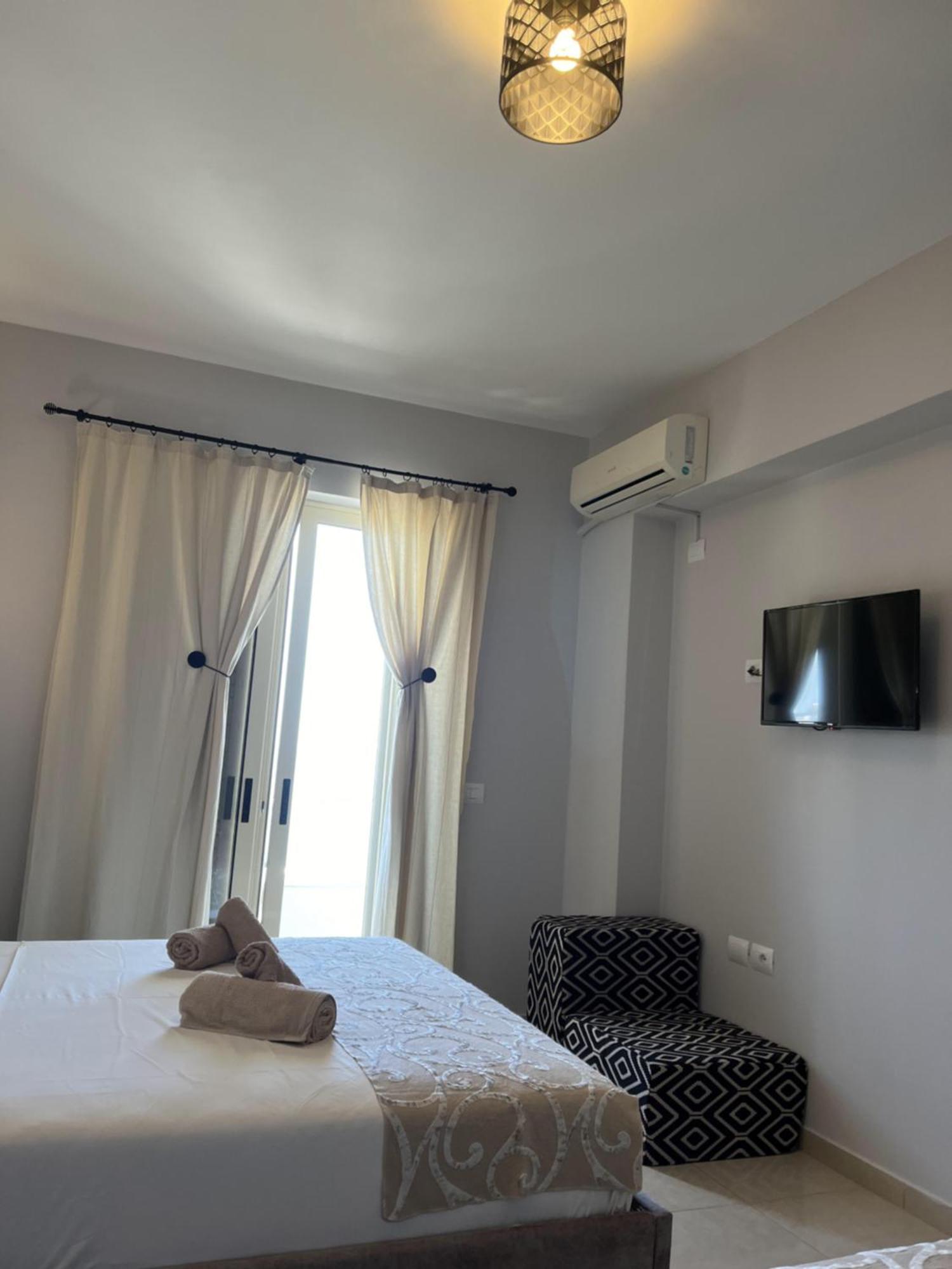 Bluemoon Suites Sarande Bagian luar foto