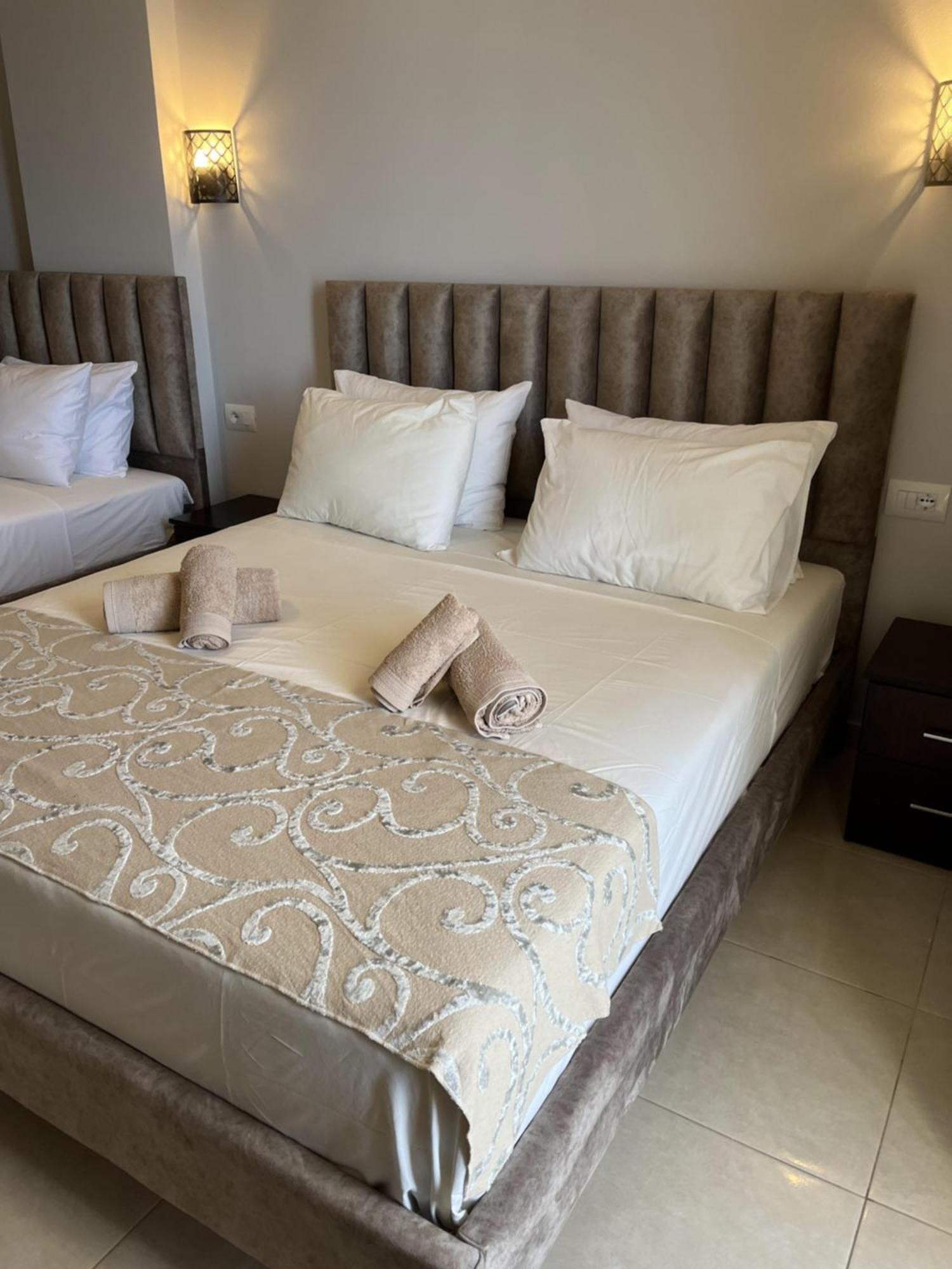 Bluemoon Suites Sarande Bagian luar foto