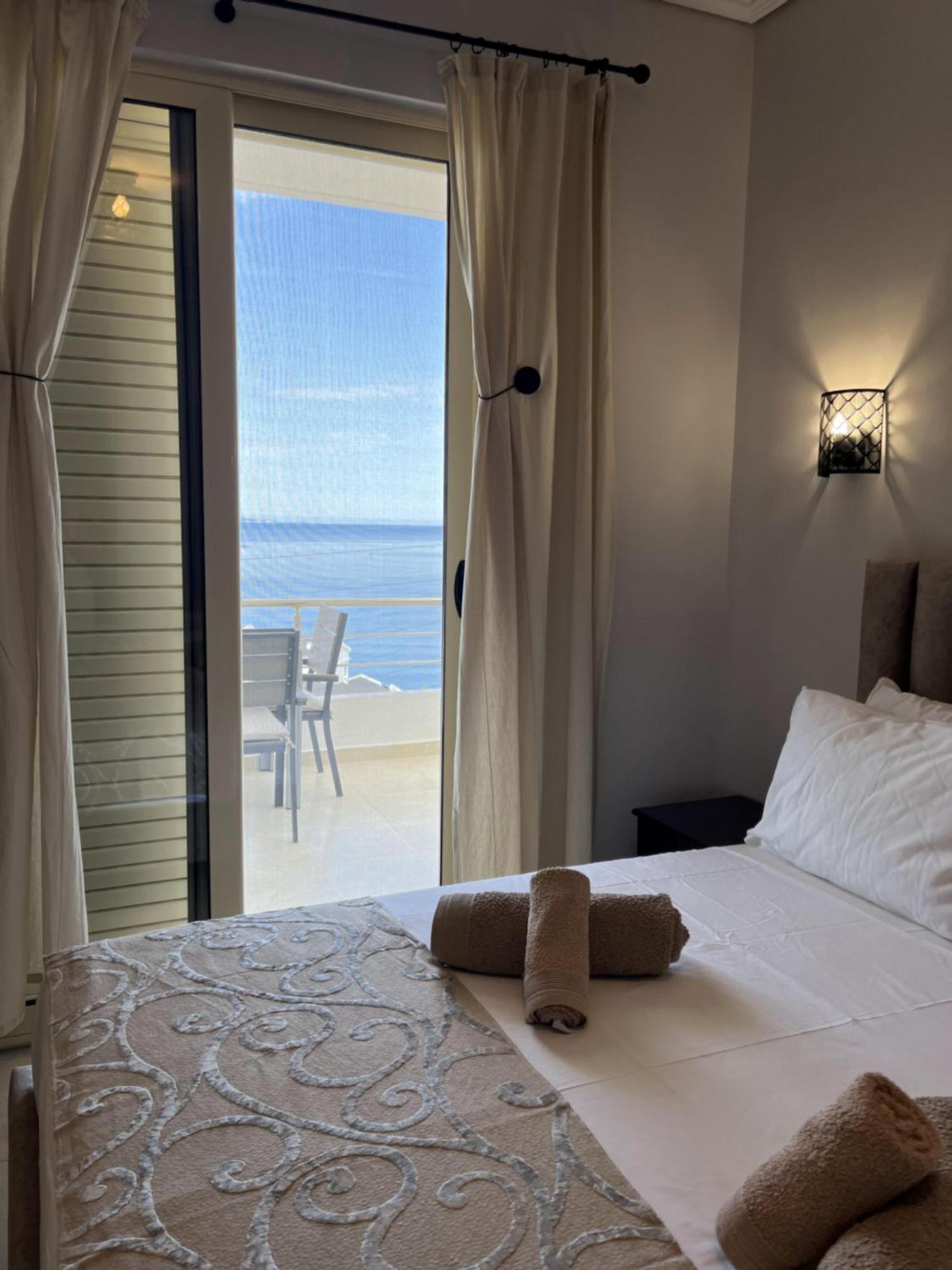 Bluemoon Suites Sarande Bagian luar foto