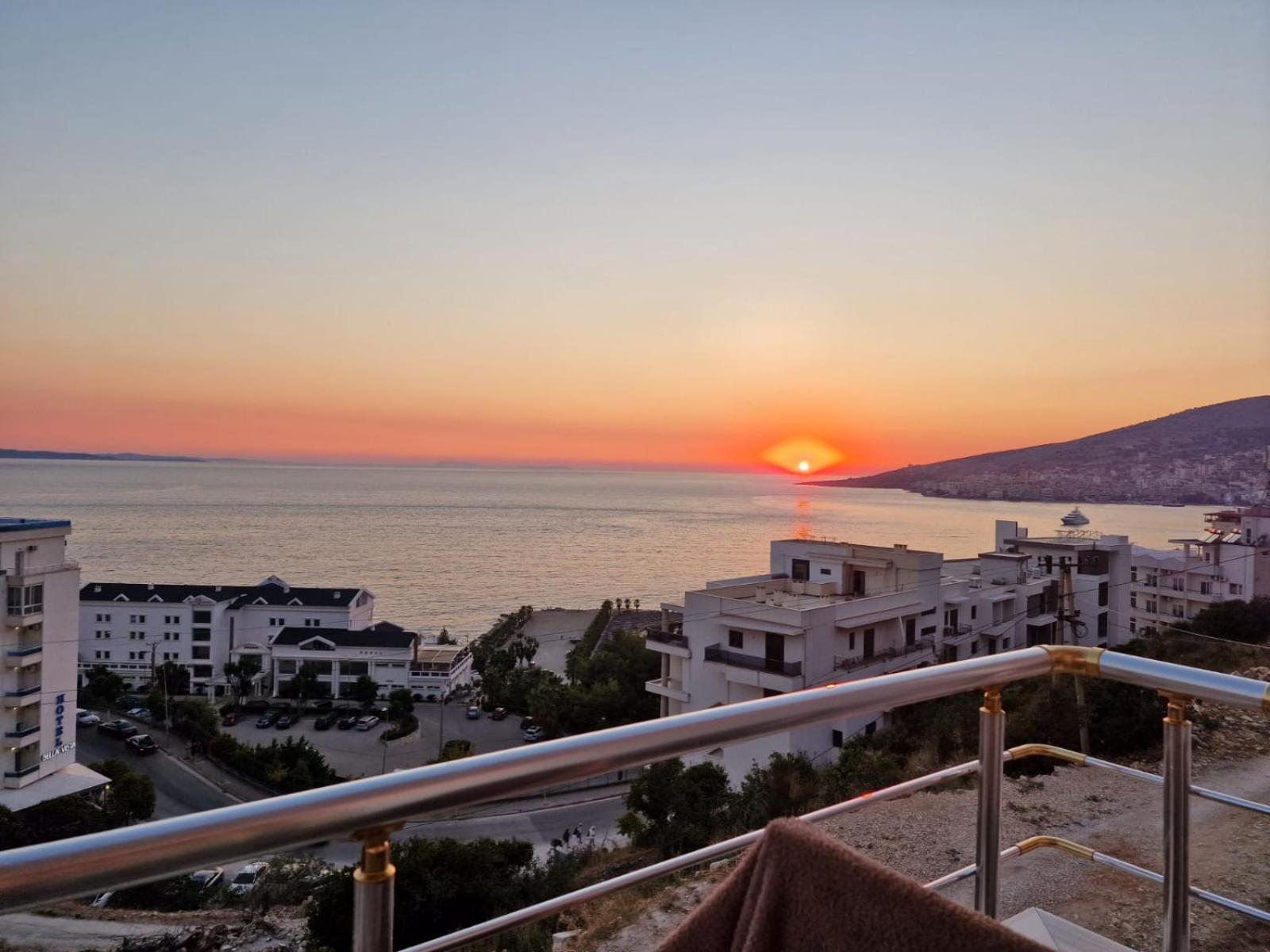 Bluemoon Suites Sarande Bagian luar foto