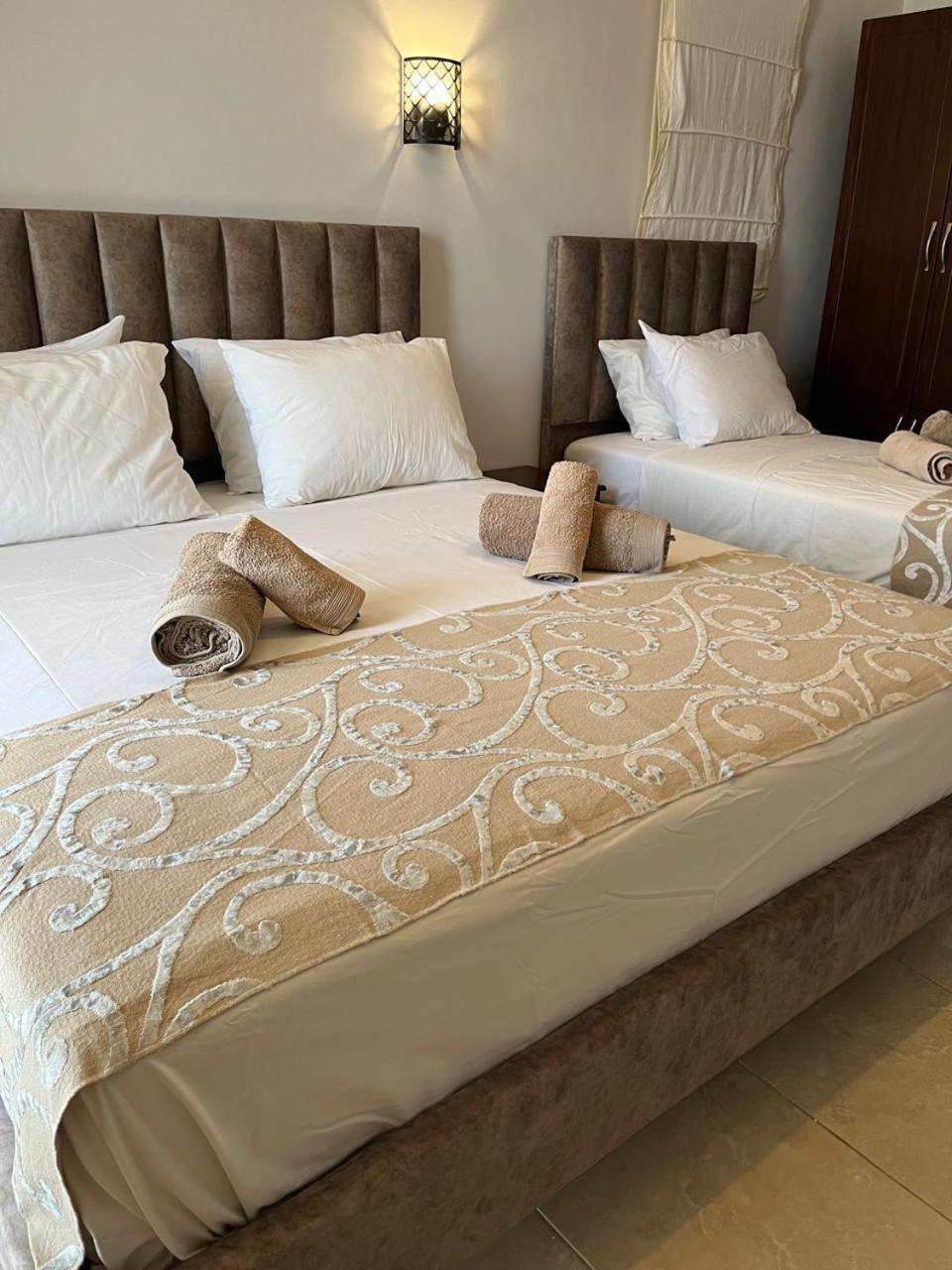 Bluemoon Suites Sarande Bagian luar foto
