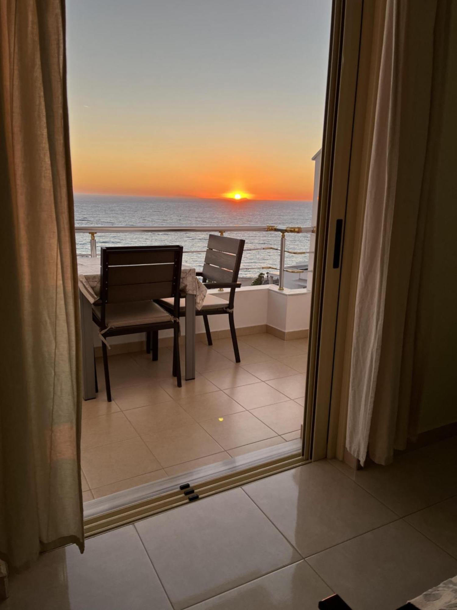 Bluemoon Suites Sarande Bagian luar foto