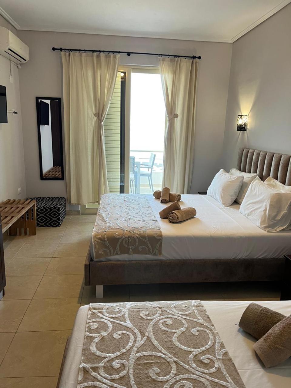 Bluemoon Suites Sarande Bagian luar foto