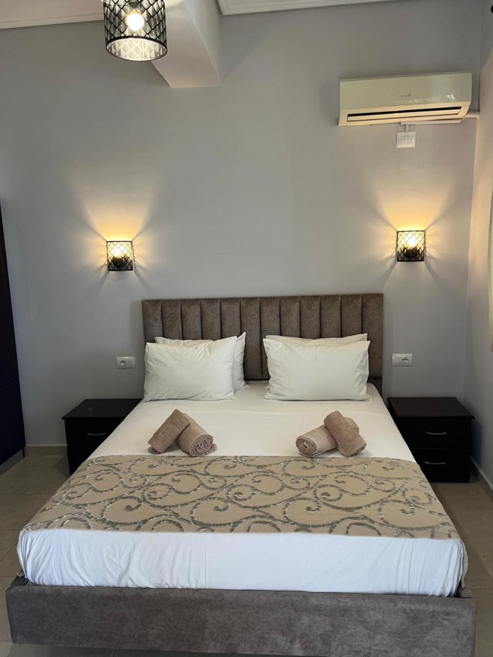 Bluemoon Suites Sarande Bagian luar foto