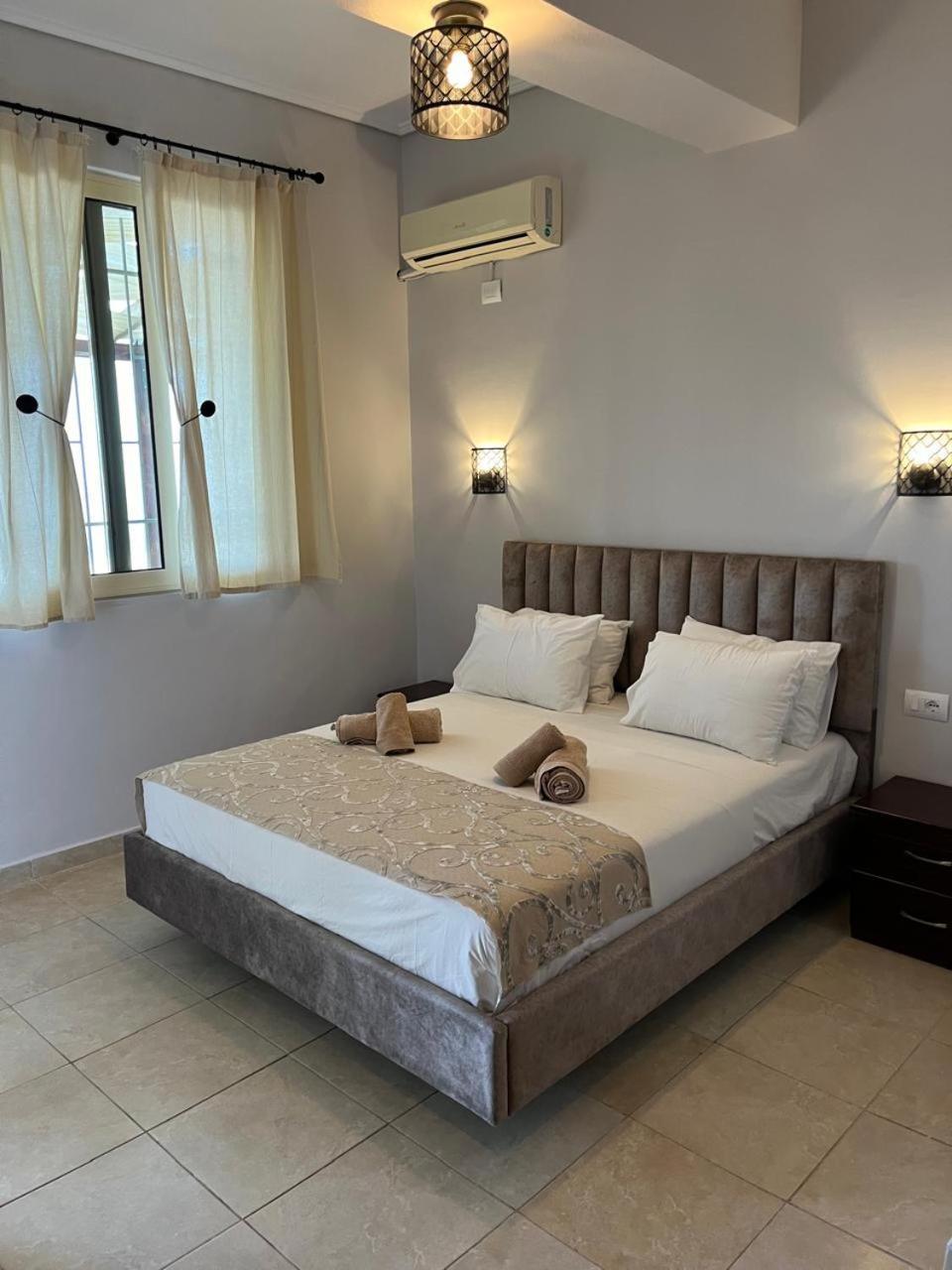 Bluemoon Suites Sarande Bagian luar foto
